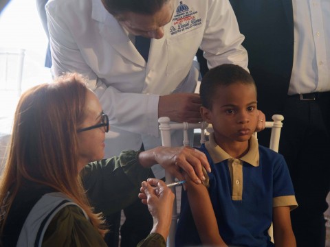 Salud P&uacute;blica recibe 300 mil vacunas Pfizer contra Covid para ni&ntilde;os