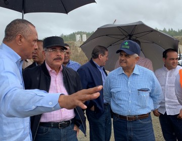 Presidente Medina aprueba proyecto a ganaderos y supervisa obras en dos provincias