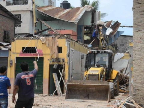 Sube a 15 el saldo de muertos por temblor en Ecuador y Per&uacute;