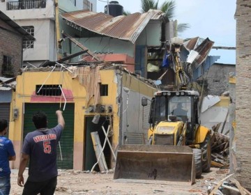 Sube a 15 el saldo de muertos por temblor en Ecuador y Per&uacute;