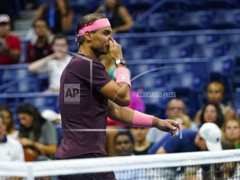 Nadal sangra tras sufrir un raquetazo en la nariz en US Open