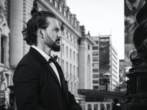 Ricardo Arjona sube a "Negro" y en enero un publicar&aacute; libro