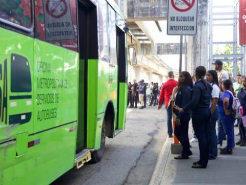 La odisea de salir de Villa Mella sin metro: usuarios sufren el cierre parcial de la l&iacute;nea 1