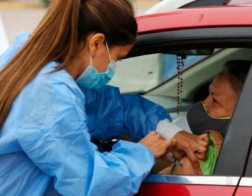Gobierno estrena vacunar contra el COVID-19 dentro de veh&iacute;culos