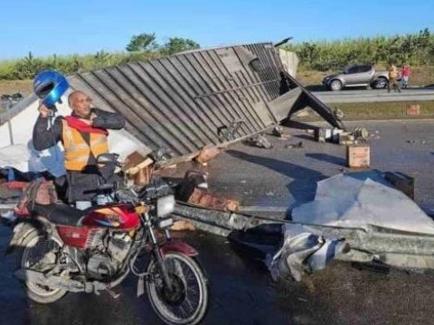 Una persona atrapada en un veh&iacute;culo tras choque m&uacute;ltiple en la autov&iacute;a del Coral