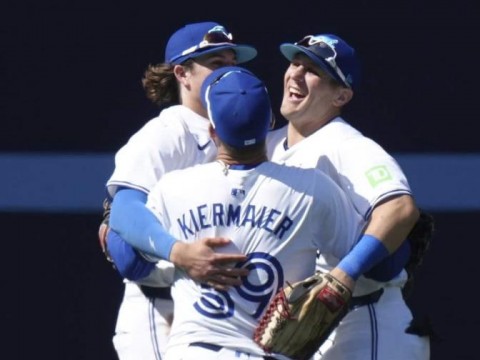 Varsho pega el tercer grand slam de su carrera; Azulejos resisten para vencer 7-6 a Guardianes