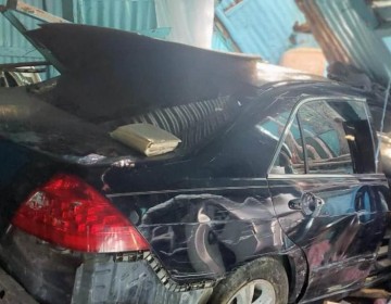 Conductor estrella su auto en una casa y mata dos personas mientras dorm&iacute;an