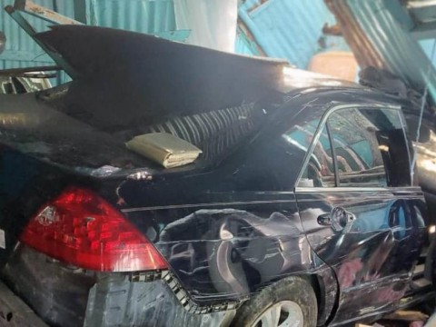 Conductor estrella su auto en una casa y mata dos personas mientras dorm&iacute;an