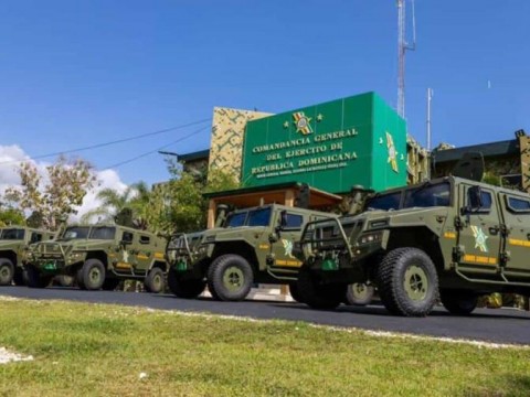 En medio de disputa por r&iacute;o Masacre, Abinader entregar&aacute; veh&iacute;culos militares para proteger frontera