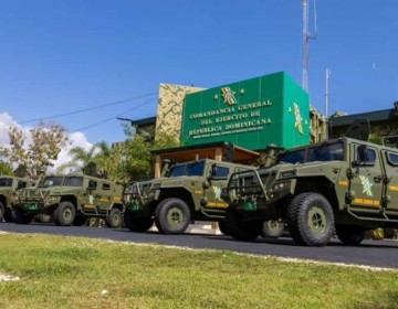 En medio de disputa por r&iacute;o Masacre, Abinader entregar&aacute; veh&iacute;culos militares para proteger frontera