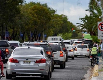 Veh&iacute;culos deber&aacute;n transitar con dos placas a partir del 2024