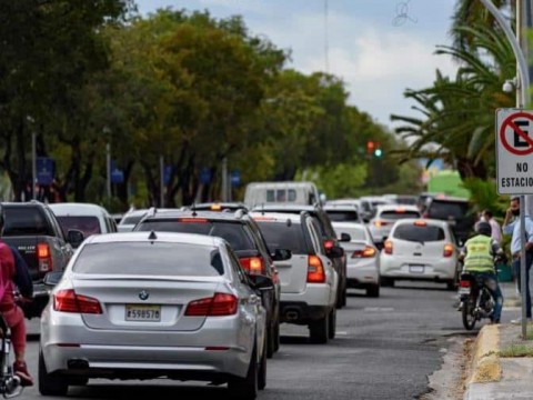 Veh&iacute;culos deber&aacute;n transitar con dos placas a partir del 2024