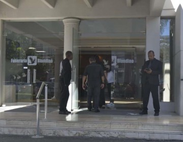 Velan por segundo d&iacute;a consecutivo restos del ni&ntilde;o Gioser Feliz en la funeraria Blandino