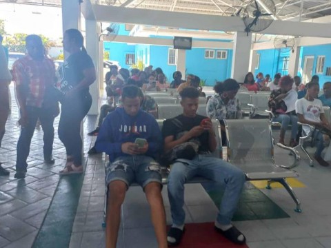 Viajeros llegan de madrugada en b&uacute;squeda de vacuna para la fiebre amarilla