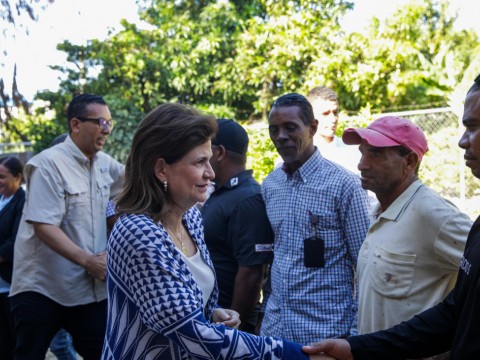 Vicepresidenta Raquel Pe&ntilde;a visita comunidades de Bahoruco afectadas por lluvias y escucha necesidades de la poblaci&oacute;n