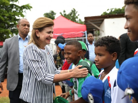 Vicepresidenta Raquel Pe&ntilde;a inaugura complejo deportivo en Los Mina remozado por el INEFI