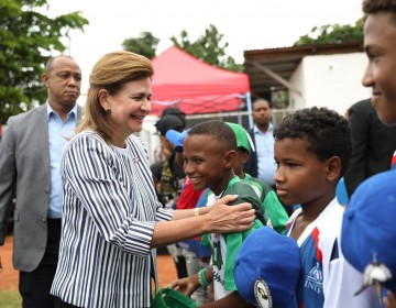 Vicepresidenta Raquel Pe&ntilde;a inaugura complejo deportivo en Los Mina remozado por el INEFI