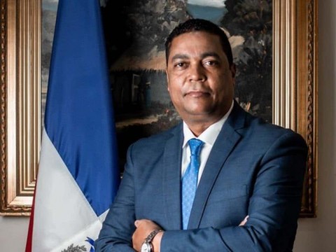 V&iacute;ctor D&acute;Aza saluda discurso del presidente Luis Abinader a favor reformas municipales