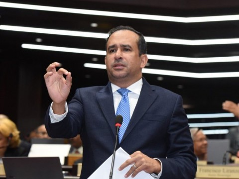 V&iacute;ctor Suarez denuncia corrupcion en contrato de RD con Pfizer