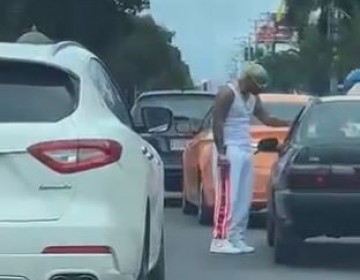 Omega la vuelve a hacer, protagoniza otra discusi&oacute;n por un roce vehicular