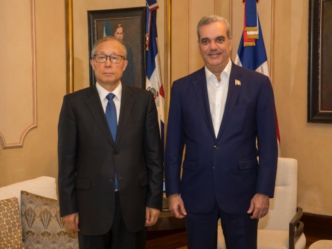 Presidente Abinader recibe en Palacio Nacional al vicepresidente de la Asamblea Nacional de la Rep&uacute;blica Popular China, Li Hongzhong