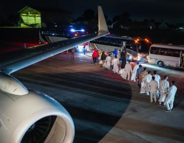 Colombia recibe a 101 connacionales deportados de EE. UU. en un vuelo humanitario