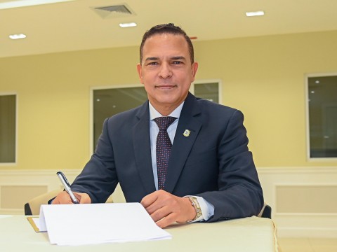 Diputado Wandy Batista firma el informe del nuevo C&oacute;digo Penal