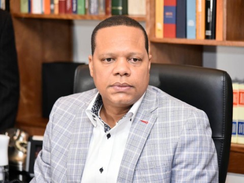 Eddy Alc&aacute;ntara niega est&eacute; demandado por inscripci&oacute;n de falsedad de divorcio