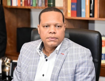 Eddy Alc&aacute;ntara niega est&eacute; demandado por inscripci&oacute;n de falsedad de divorcio