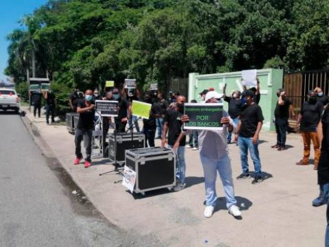 T&eacute;cnicos de espect&aacute;culos dicen que est&aacute;n quebrados y claman ayuda del Gobierno