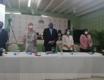 Ministerio de educaci&oacute;n inicia entrega de dispositivos electr&oacute;nicos a profesores para capacitaci&oacute;n docente