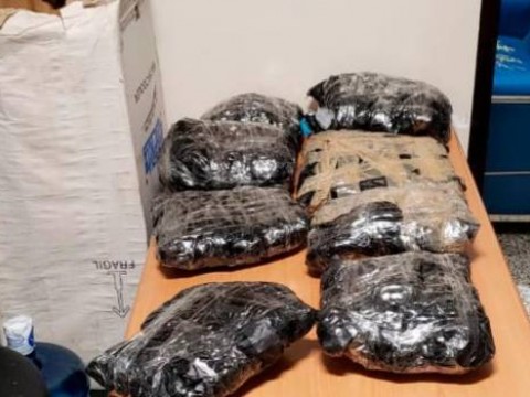 Decomisan en el AILA ocho paquetes de droga procedente de Miami