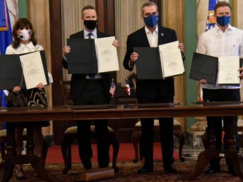 Presidente Abinader firma acuerdo con EE.UU que busca impulsar inversi&oacute;n en RD