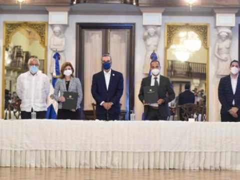 Gobierno firma acuerdo para adquirir 10 millones de vacunas contra el COVID-19