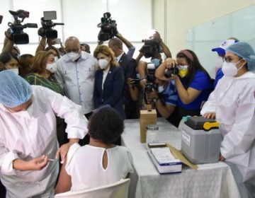 SP empieza a vacunar al personal docente con miras al retorno a las aulas