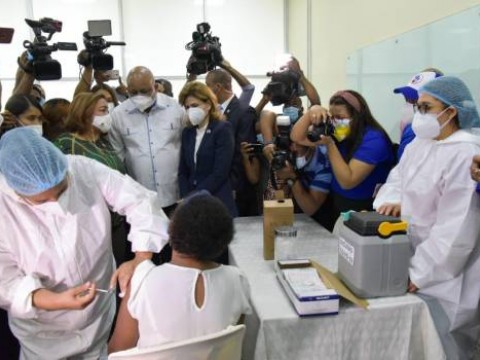 SP empieza a vacunar al personal docente con miras al retorno a las aulas