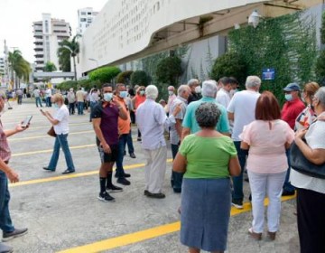 Filas de hasta 4 horas fueron el viacrucis de los adultos mayores hoy  
