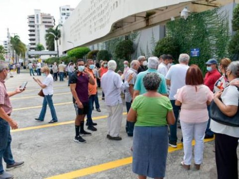 Filas de hasta 4 horas fueron el viacrucis de los adultos mayores hoy  