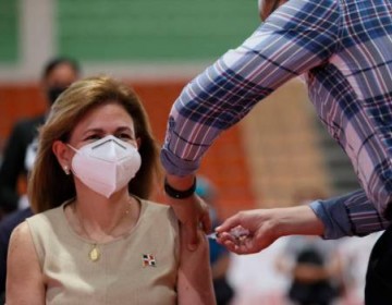 Vicepresidenta Raquel Pe&ntilde;a se vacuna contra el COVID-19