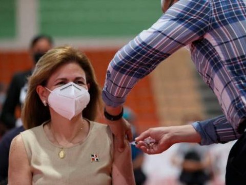 Vicepresidenta Raquel Pe&ntilde;a se vacuna contra el COVID-19
