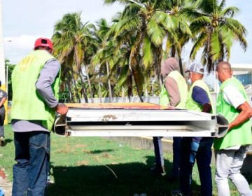 Alcald&iacute;a de Santo Domingo Este derriba vallas publicitarias que considera ilegales