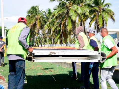 Alcald&iacute;a de Santo Domingo Este derriba vallas publicitarias que considera ilegales