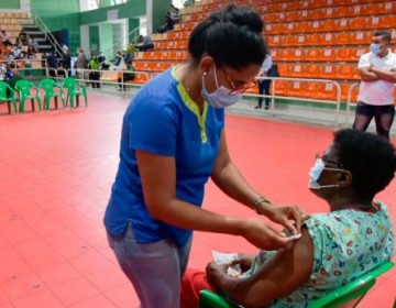 Centro de vacunaci&oacute;n en el Centro Ol&iacute;mpico continua abierto a la poblacion 