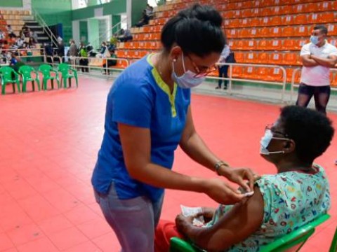 Centro de vacunaci&oacute;n en el Centro Ol&iacute;mpico continua abierto a la poblacion 