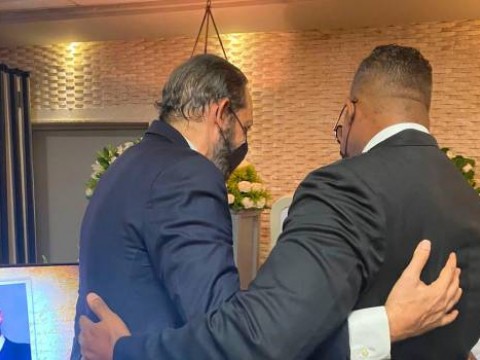 Juan Luis Guerra acude a funeraria a dar el p&eacute;same a familiares de Johnny Ventura