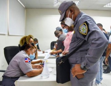Se inicia entrega de cheques a miembros de la Polic&iacute;a Nacional en el Distrito Nacional