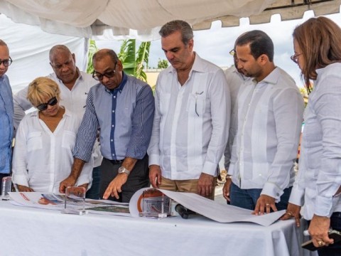 Abinader y ministro Ascenci&oacute;n supervisan programa de asfaltado en San Juan de la Maguana