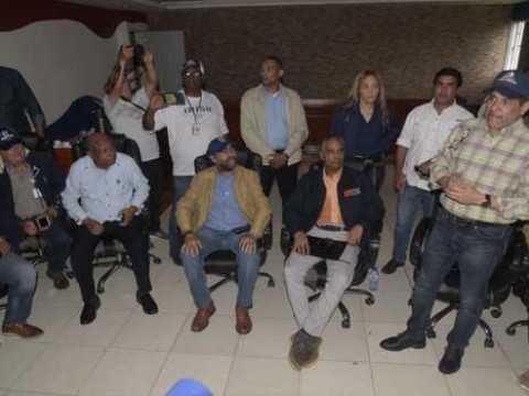 Autoridades trabajan en reposici&oacute;n de energ&iacute;a el&eacute;ctrica y ayudas a afectados en Hato Mayor