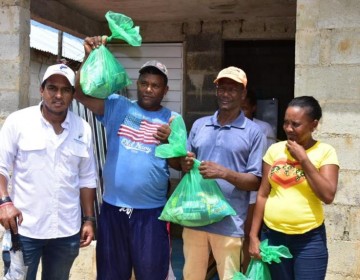 Voluntariado Banreservas distribuye alimentos a damnificados Fiona en Miches