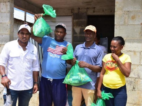 Voluntariado Banreservas distribuye alimentos a damnificados Fiona en Miches